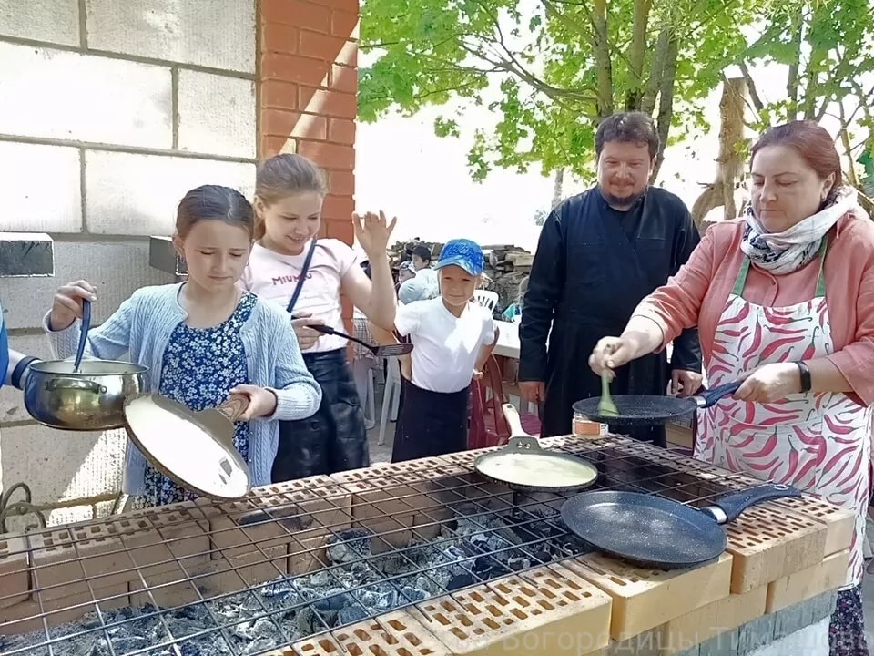 Блины на мангале и беседа с батюшкой